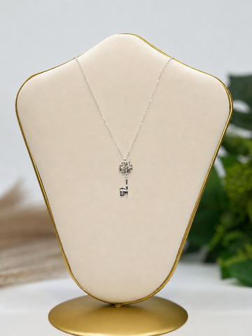 Collar de llave grande de corazones