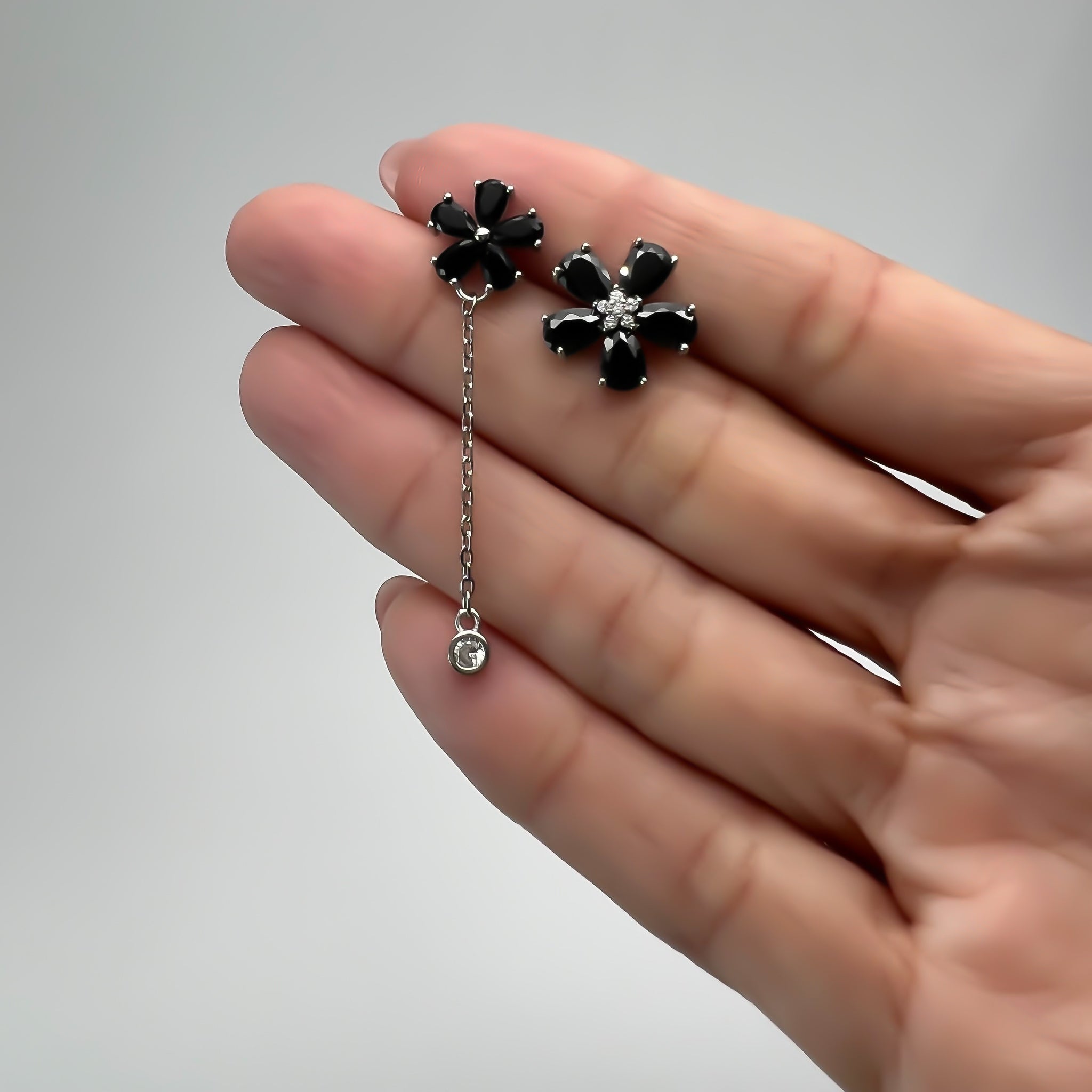 Aretes florecita Zirconia engarzada en Plata