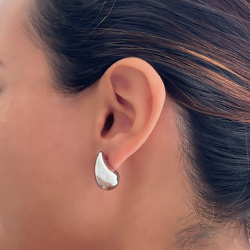 Arete gota plateada chica