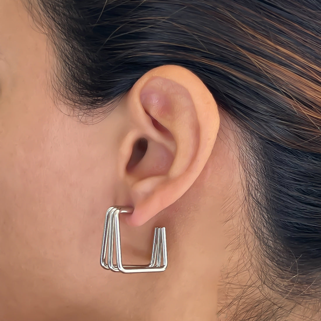 Arete triple cuadrada plateada