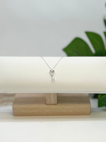 Collar de llave fino con corazones plata 9.25