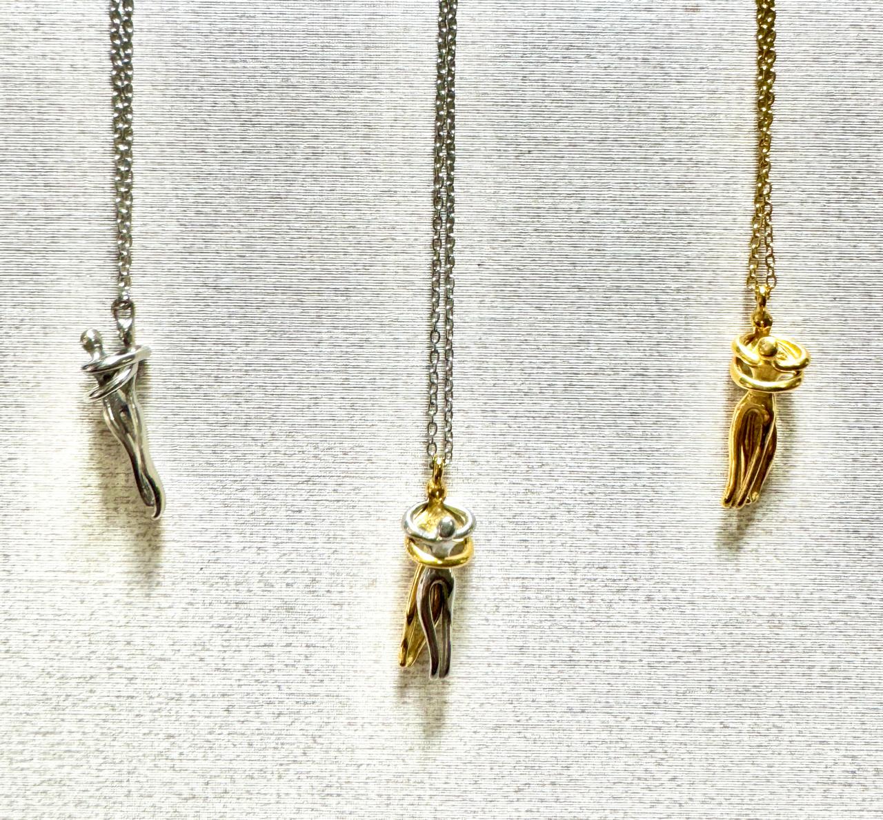 Collar abrazo de pareja