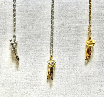 Collar abrazo de pareja