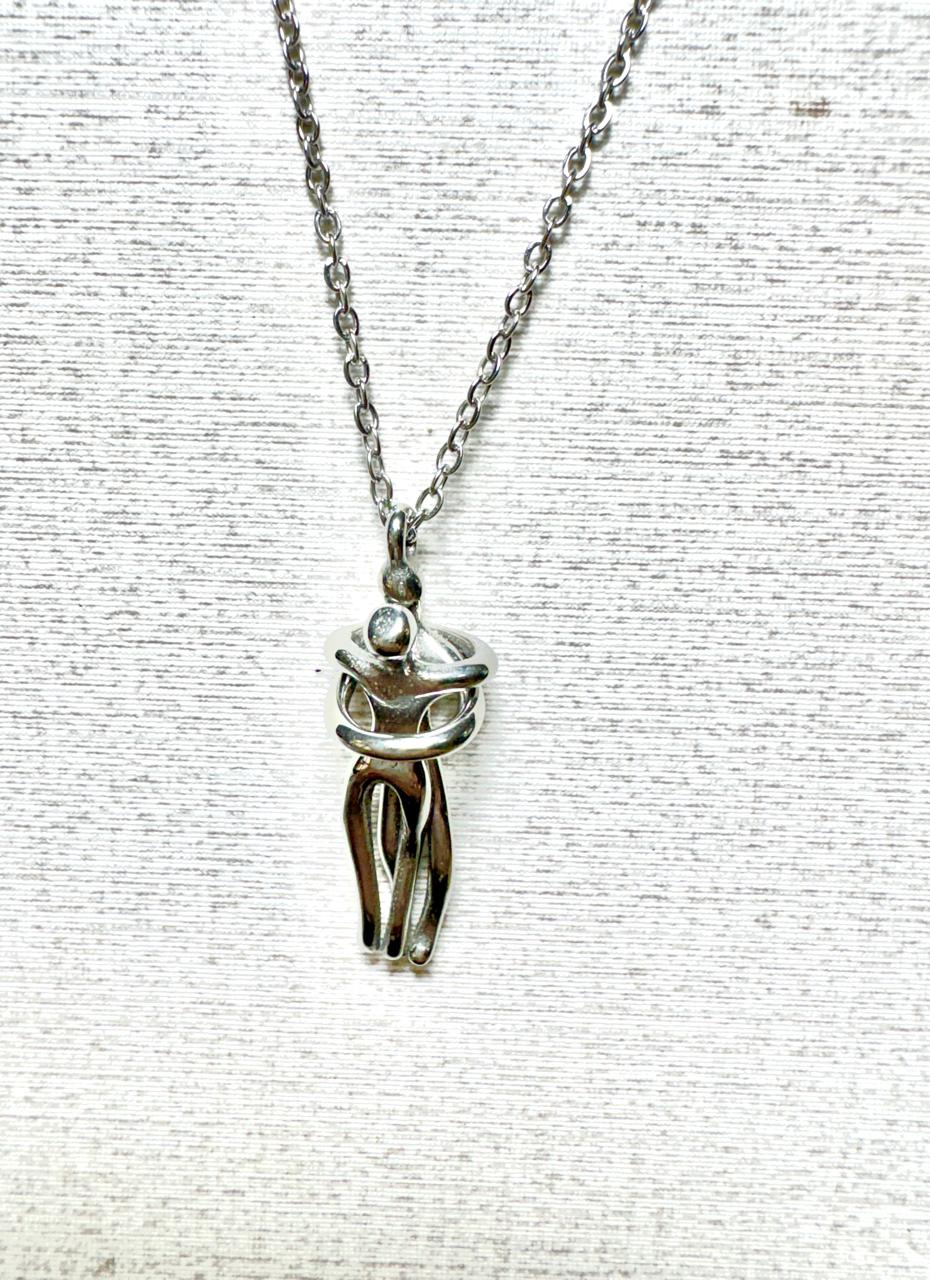 Collar abrazo de pareja